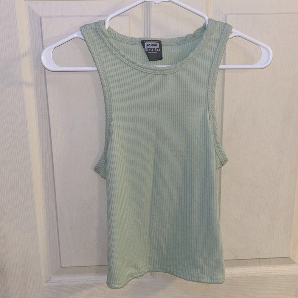 🪻3/$30 Trendy green tank!🪻